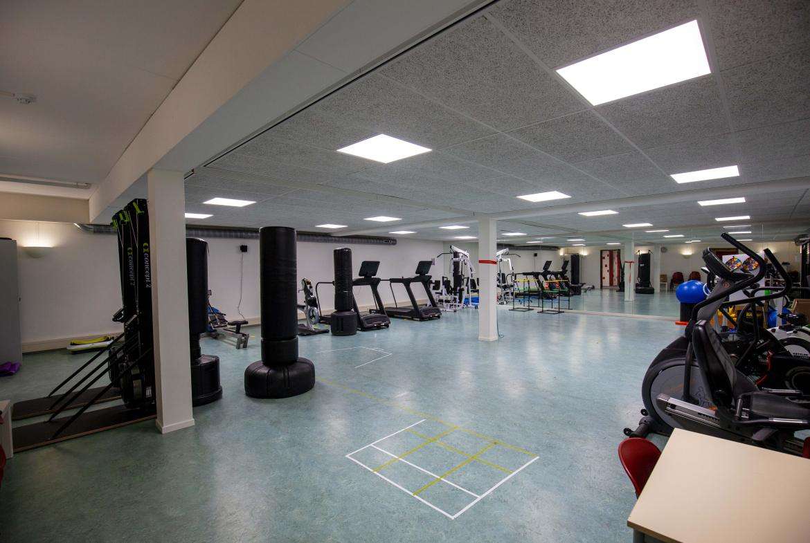 Bedrijfs-/kantoorpand aan de Luzernestraat 43 in Nieuw Vennep