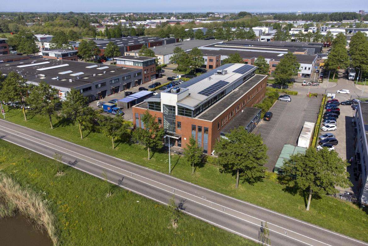 Bedrijfs-/kantoorpand aan de Luzernestraat 43 in Nieuw Vennep