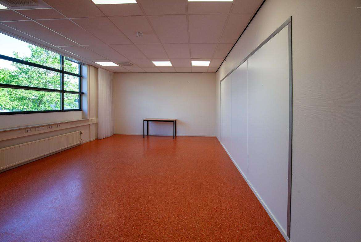 Bedrijfs-/kantoorpand aan de Luzernestraat 43 in Nieuw Vennep