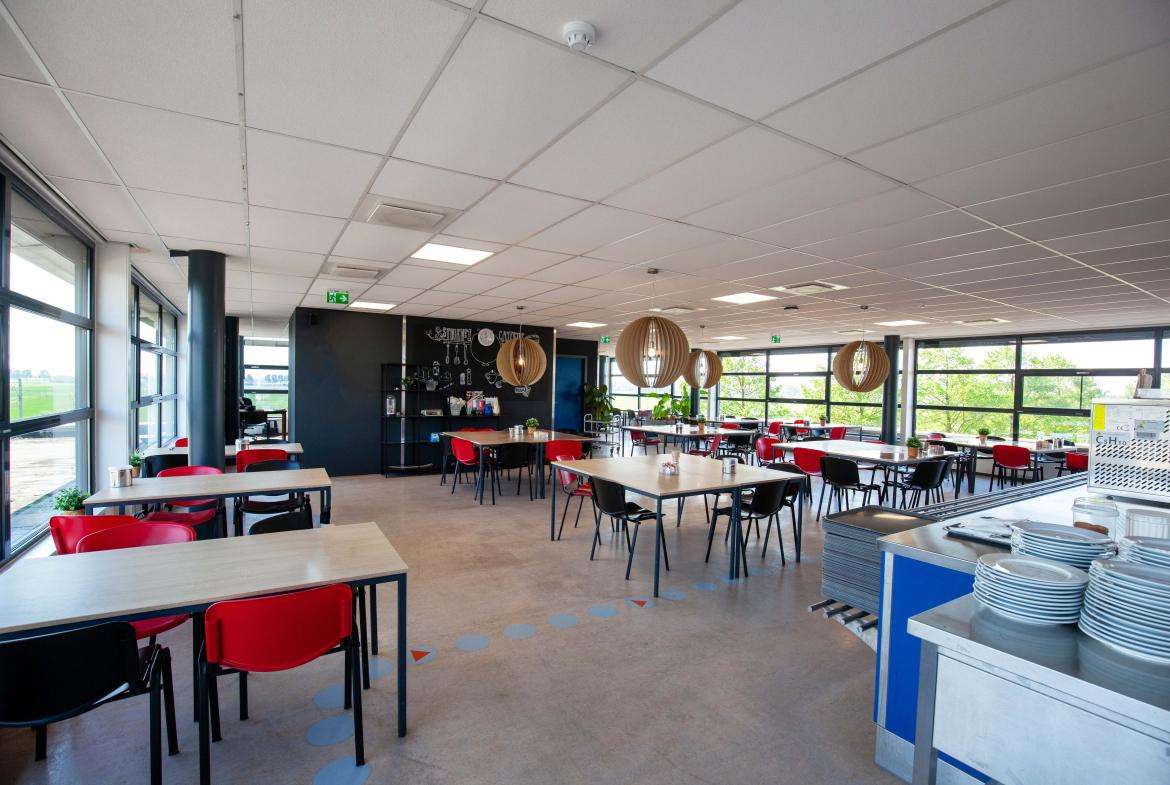 Bedrijfs-/kantoorpand aan de Luzernestraat 43 in Nieuw Vennep