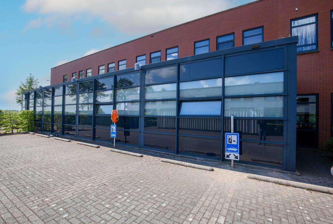 Bedrijfs-/kantoorpand aan de Luzernestraat 43 in Nieuw Vennep